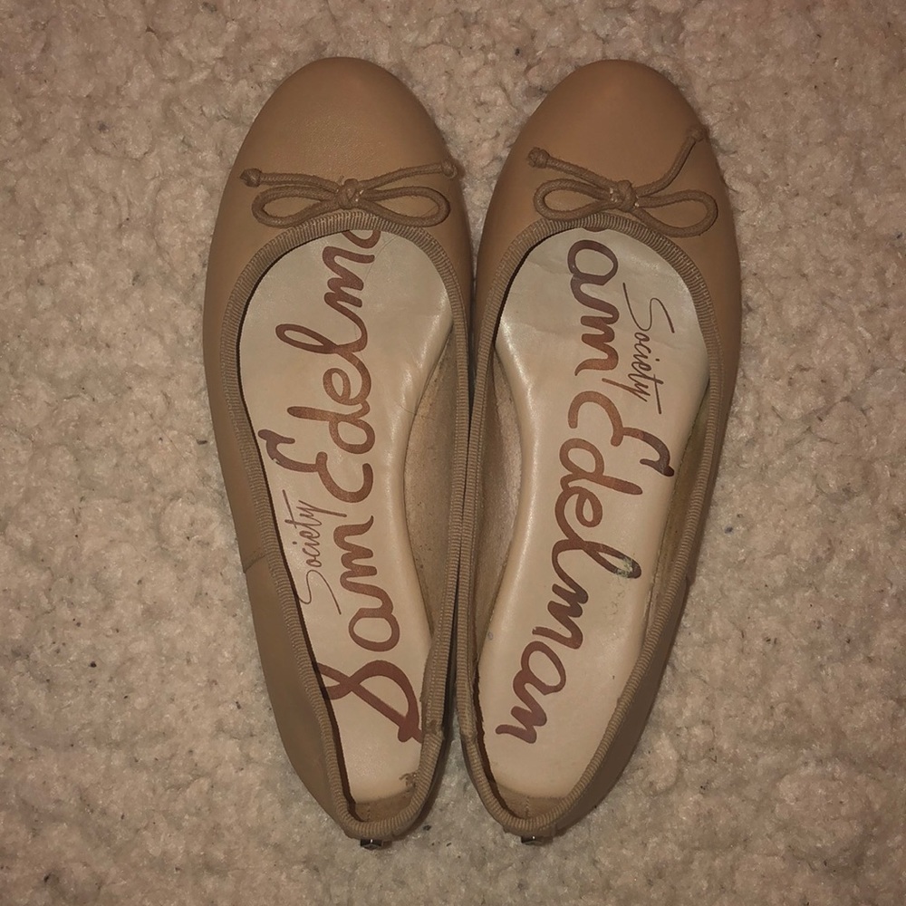 BEIGE FLATS